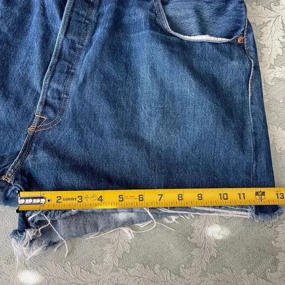Levi's 501 high rise raw hem shorts. Size W42 x L30 - Picture 5 of 7